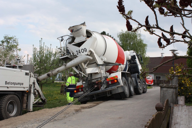 Betonmischwagen drohte umzustürzen